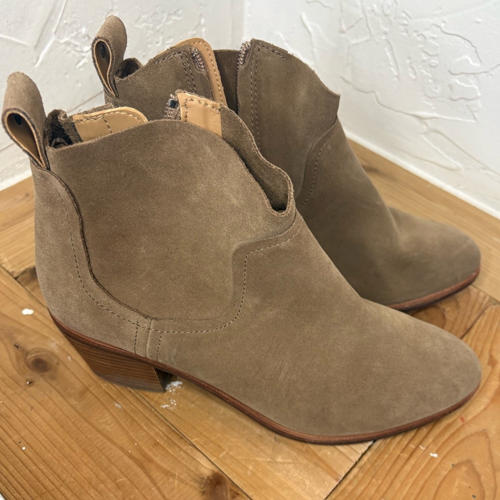 UGG Kingsburg Ankle Boot Coffee Grounds Tan Beige Suede Heel Booties  sz 7 used - Picture 11 of 12